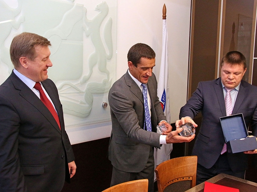 Николай Владимирович Степанов вручает памятный подарок мэру Новосибирска.
